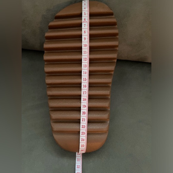 Yeezy Slides (Flax) NWT - Picture 12 of 13